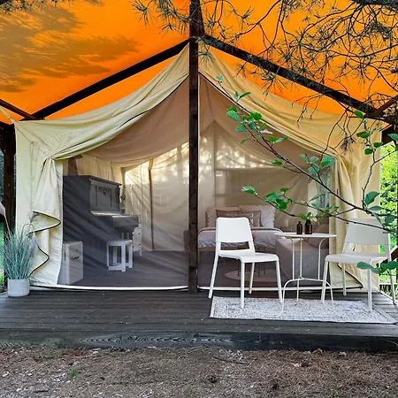 Luxe tent Boho Park Glamping